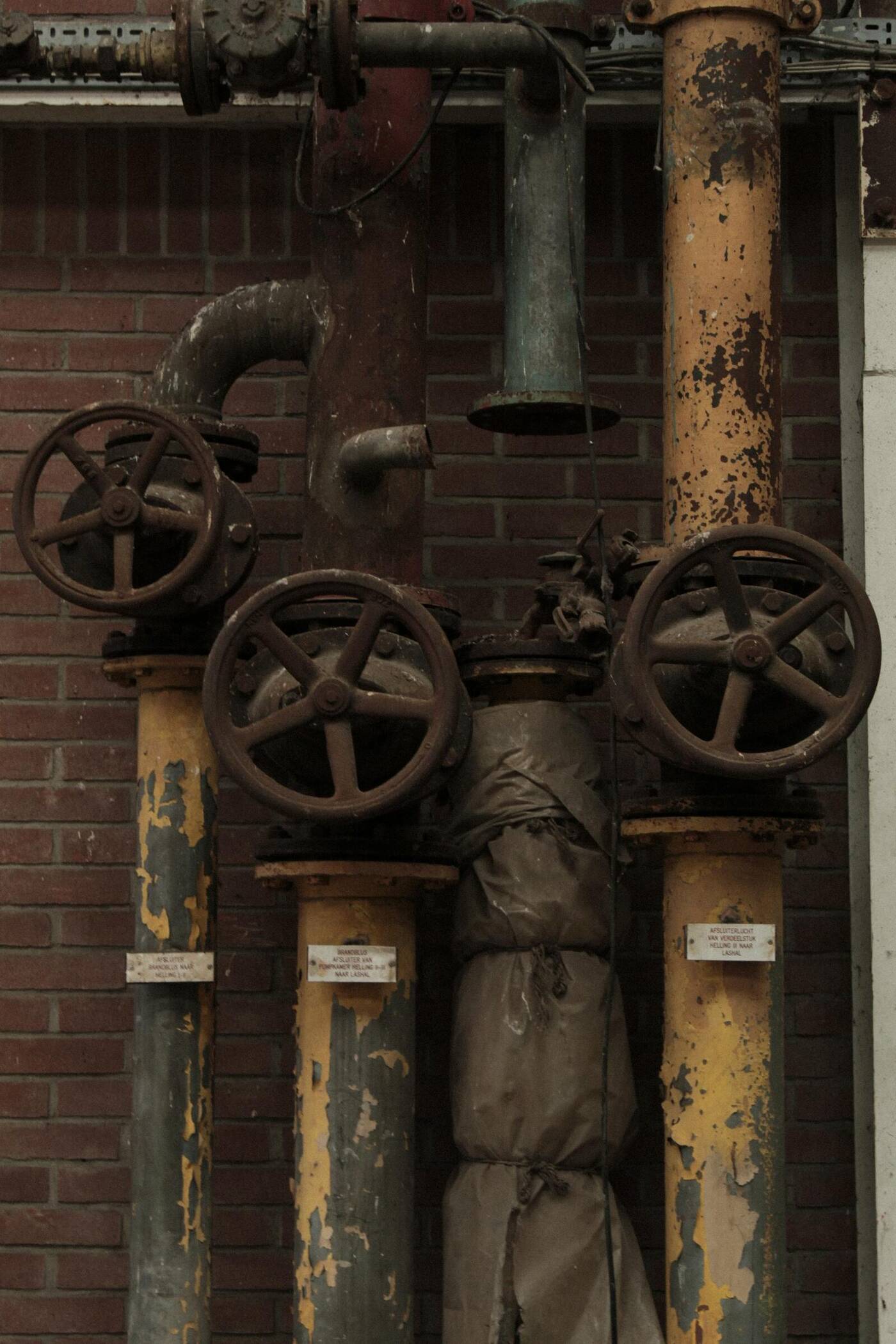 Casque de sécurité posé — fin de chantier industriel