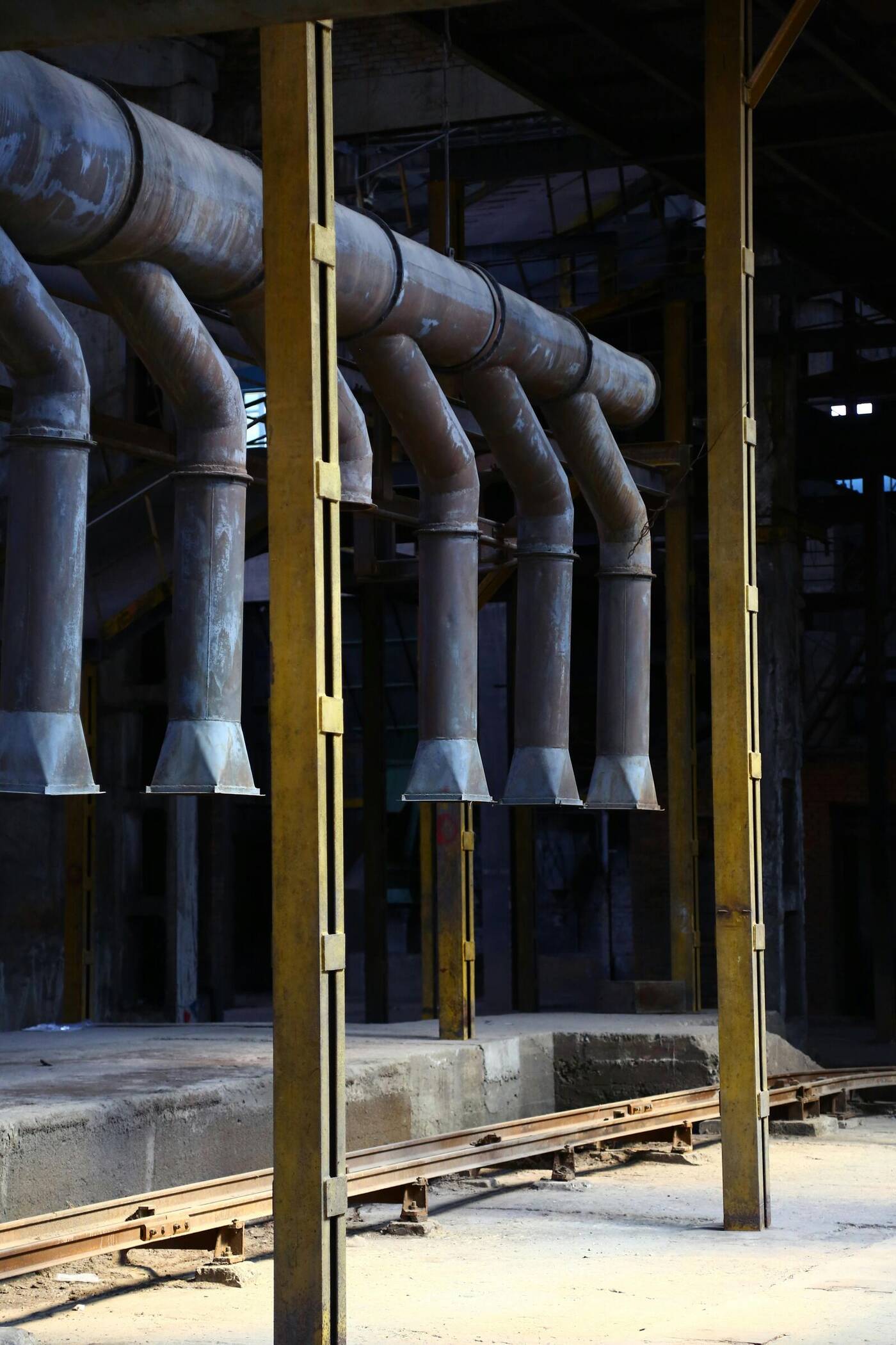 Salle de contrôle industrielle moderne avec multiples écrans
