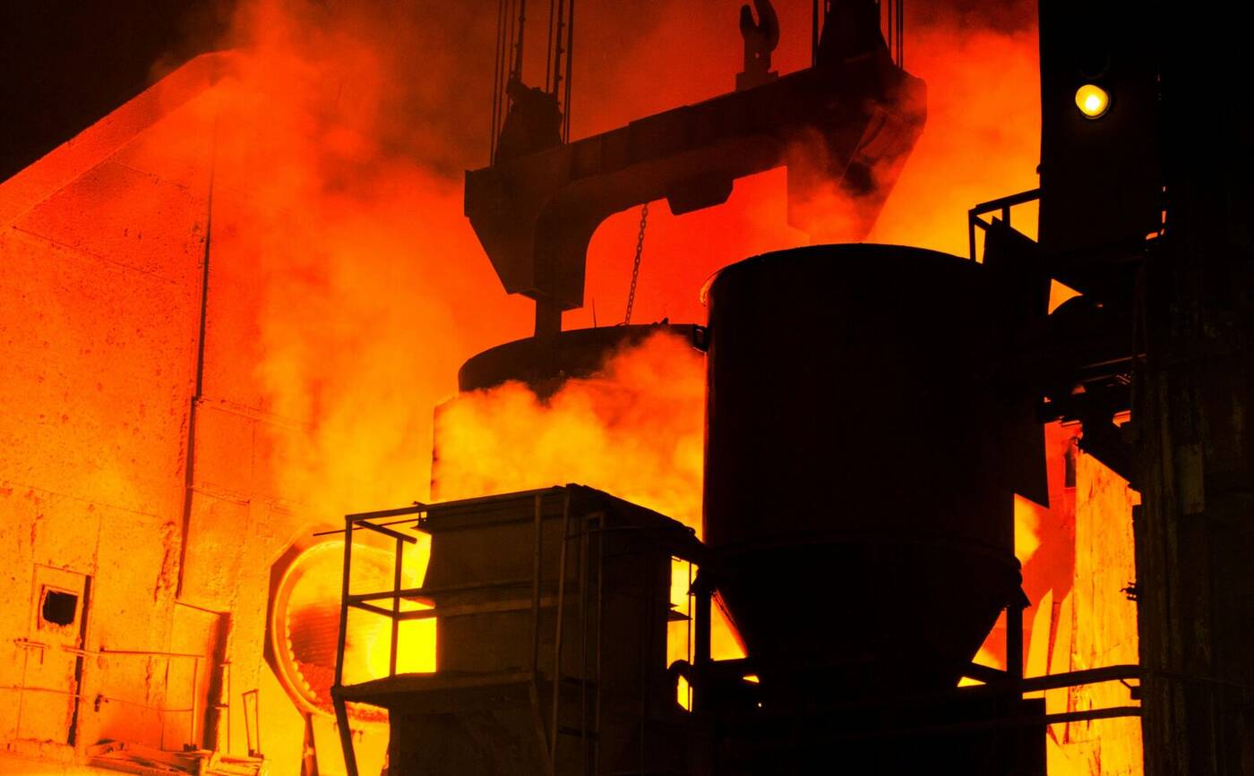 Site sidérurgique en exploitation — ouvrier dans environnement industriel